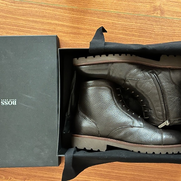 BRAND NEW!!! Hugo Boss Fur Lined Boots - Picture 2 of 5